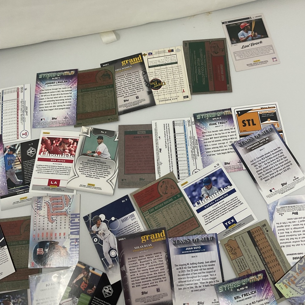 Assorted Baseball Trading Cards Collection - Picture 11 of 14